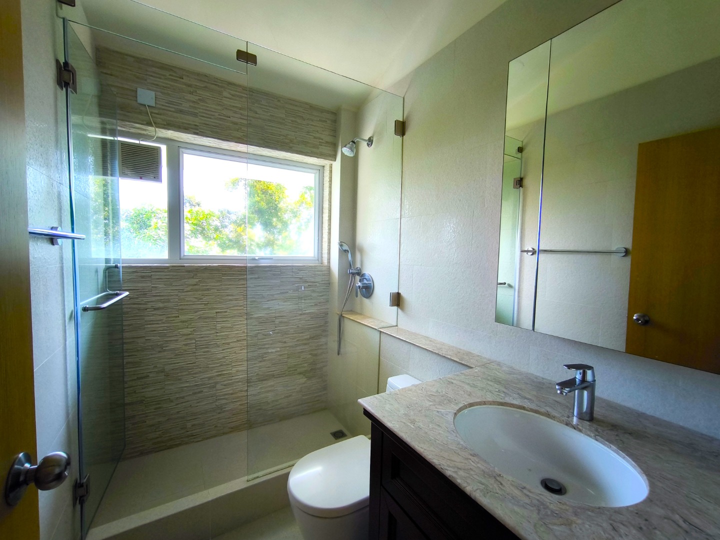 https://ap8.propertyraptor.com/hornet/src?p=/ap8_001/hornet/prp/img/32548b610378f32264d3040137fb3ef2-wtm.jpg