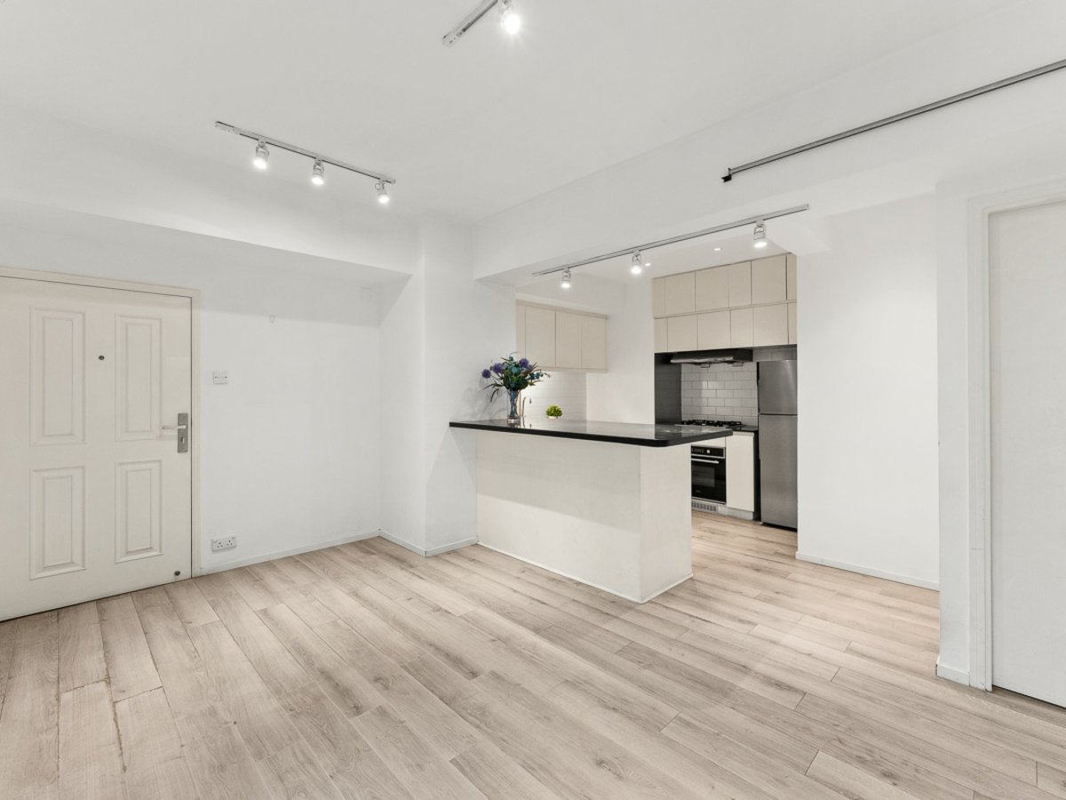 https://ap8.propertyraptor.com/hornet/src?p=/ap8_001/hornet/prp/img/aa6dfcbeb2bab11b55881a595d218976-wtm.jpg